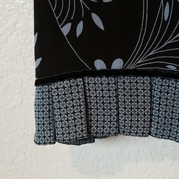 Gorgeous & sexy skirt, black and gray sz 8 - Picture 2 of 7